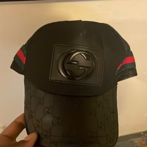 Gucci hat , no scratches clean , authentic.